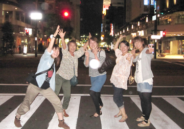 横断歩道の真ん中でご覧お通りです！はじけてます（笑）