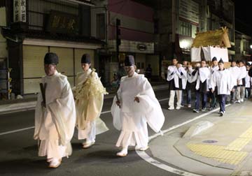 ご神体が流れ着いたといわれる古川端へ行く様子です