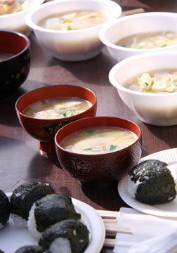 美味しそうな芋煮と炊きたてご飯のおにぎりたち