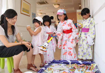 浴衣がカワイイです。今年新登場のお菓子のつかみ取り大会。