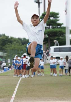 より遠く跳んだ幅跳び。なんと、優勝したんですよ（拍手）