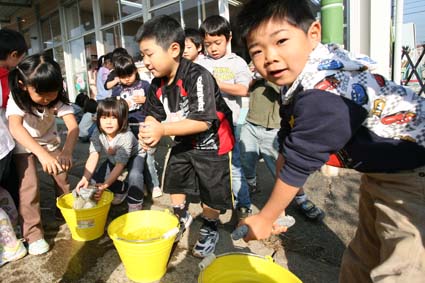 お芋を新聞紙に包んでそれを水に浸すんです。