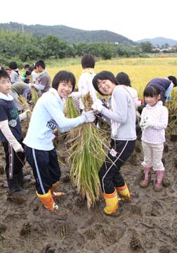 未来の農ギャル？楽しんでますね〜